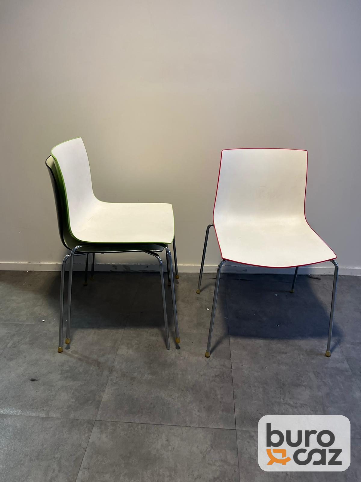 Chaise coque empilable bicolore piètement chromé — photo 4
