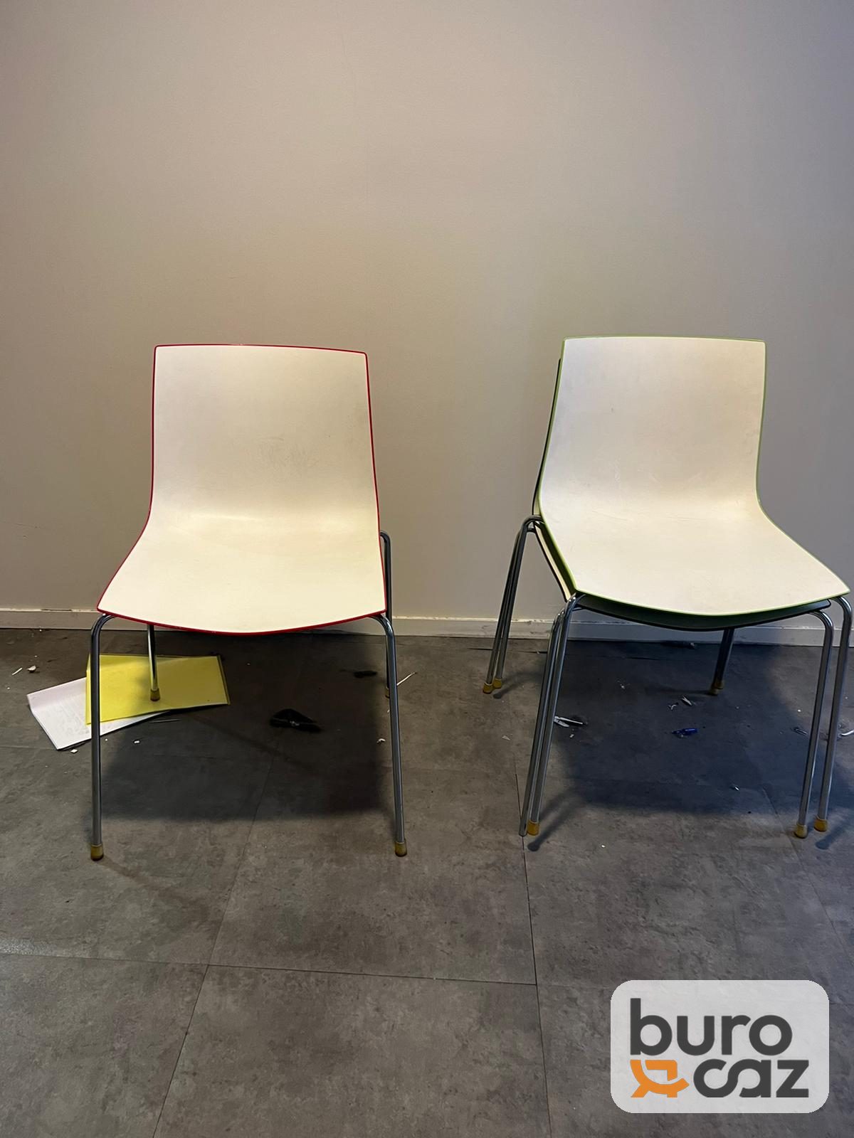 Chaise coque empilable bicolore piètement chromé — photo 6