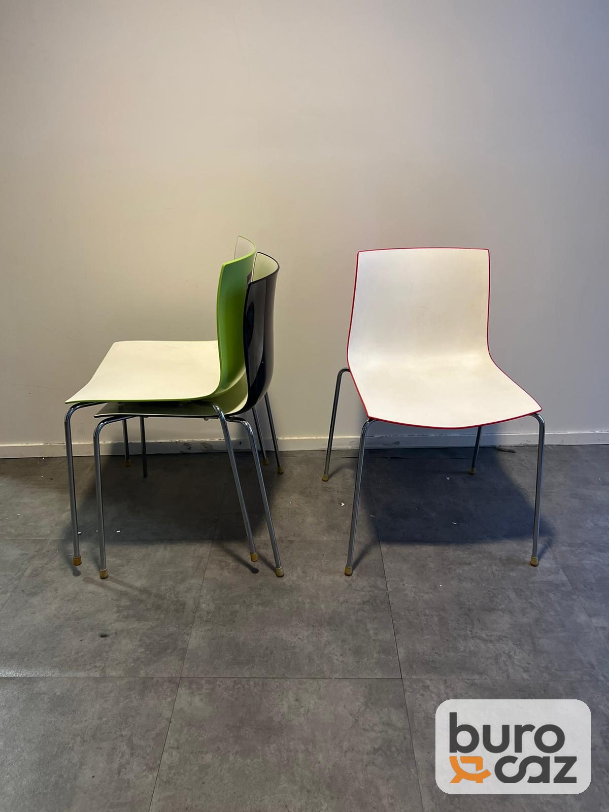Chaise coque empilable bicolore piètement chromé — photo 7