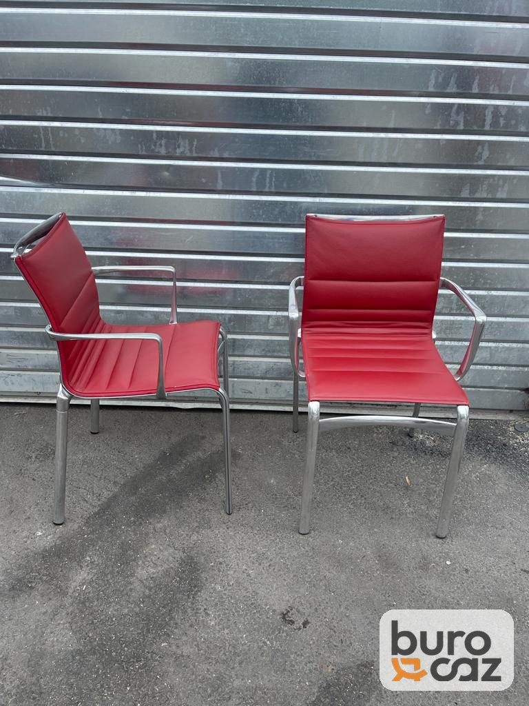 Chaise de réunion cuir rouge structure aluminium — photo 2