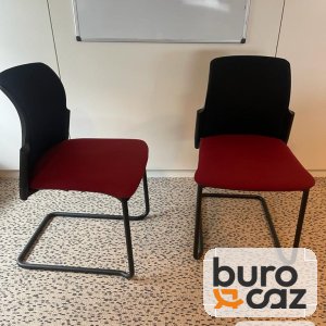 Chaise de réunion empilable assise rouge piétement luge noir