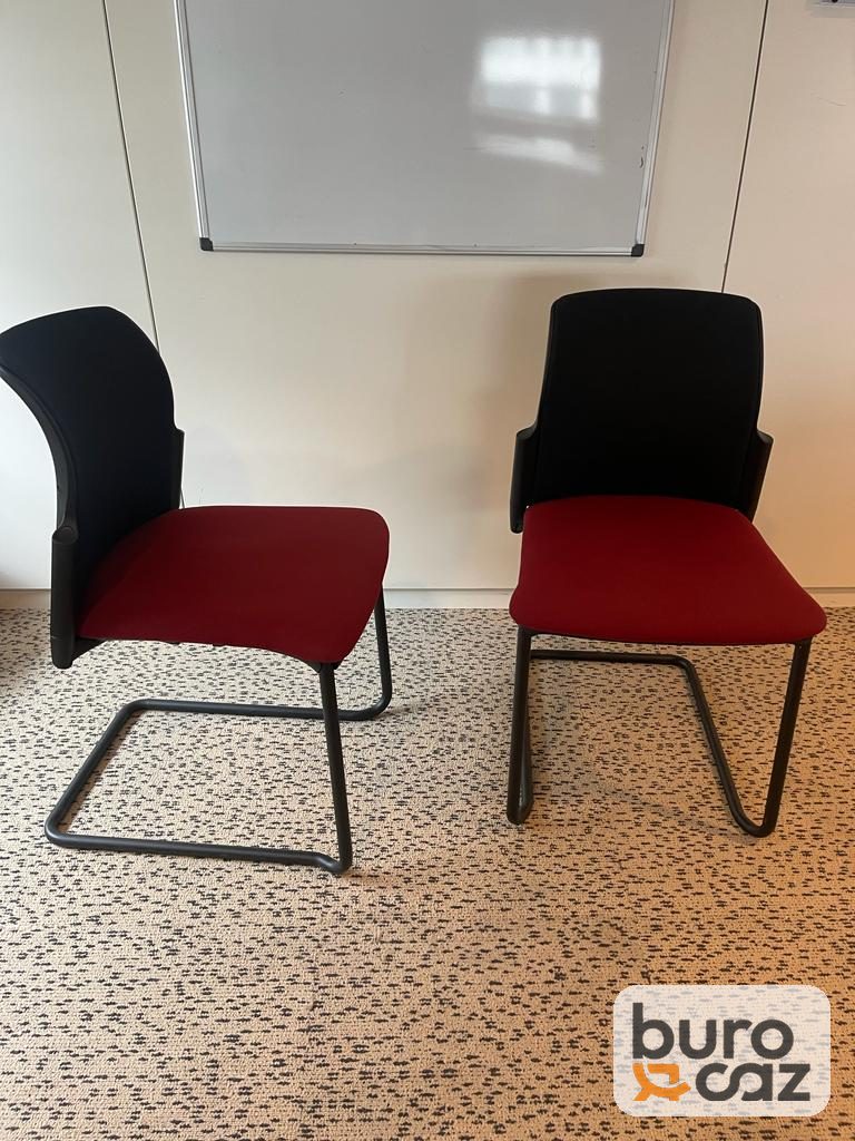 Chaise de réunion empilable assise rouge piétement luge noir