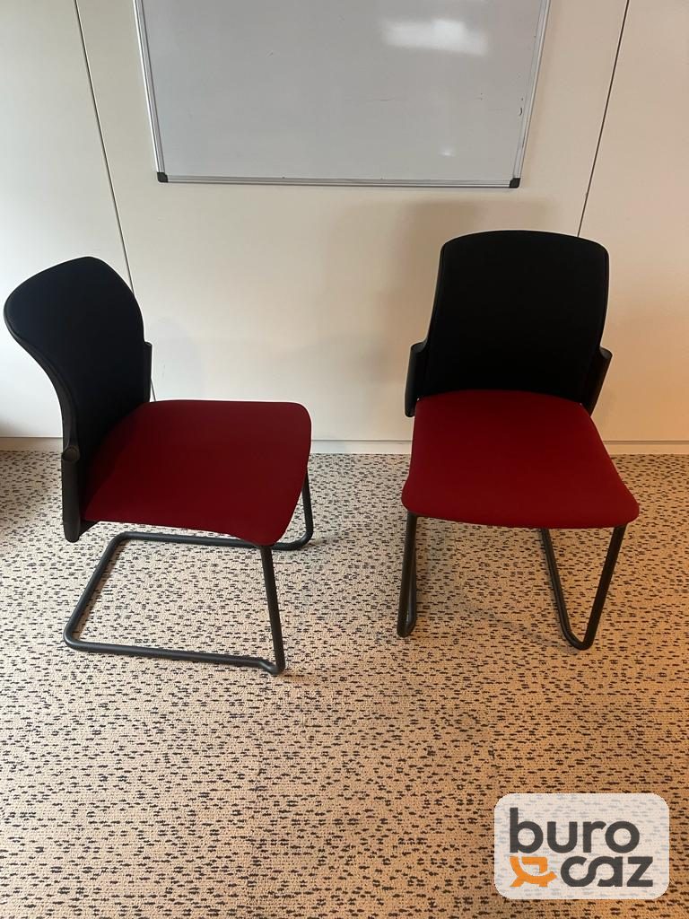Chaise de réunion empilable assise rouge piétement luge noir — photo 2