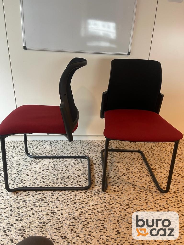 Chaise de réunion empilable assise rouge piétement luge noir — photo 3