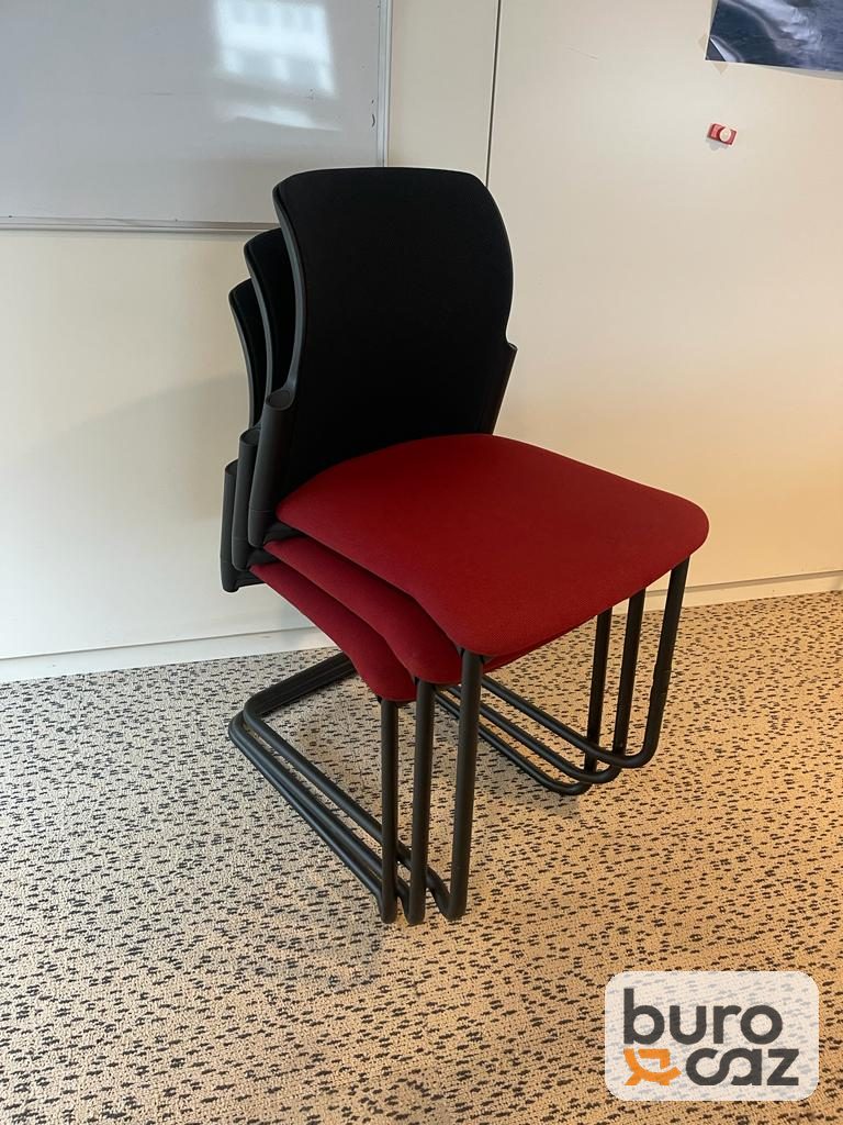 Chaise de réunion empilable assise rouge piétement luge noir — photo 4