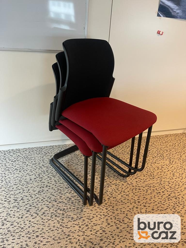 Chaise de réunion empilable assise rouge piétement luge noir — photo 5