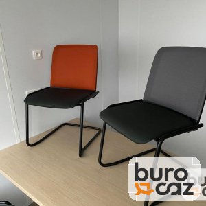 Chaise de réunion empilable piétement luge noir dossier orange ou gris