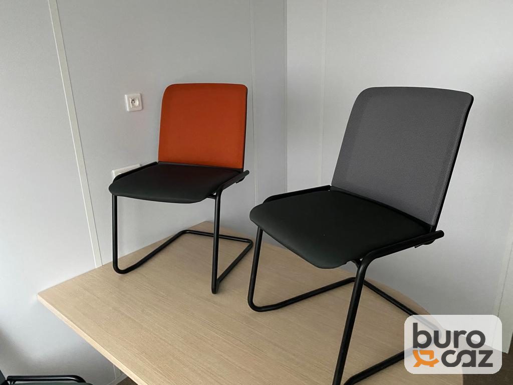 Chaise de réunion empilable piétement luge noir dossier orange ou gris