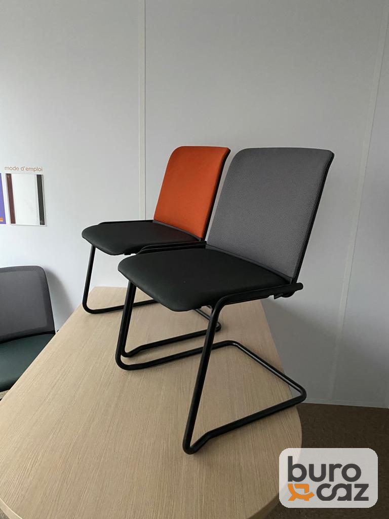 Chaise de réunion empilable piétement luge noir dossier orange ou gris — photo 2