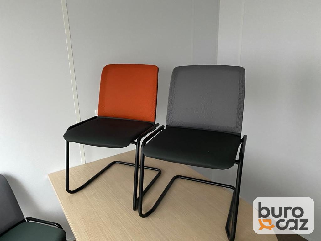 Chaise de réunion empilable piétement luge noir dossier orange ou gris — photo 3