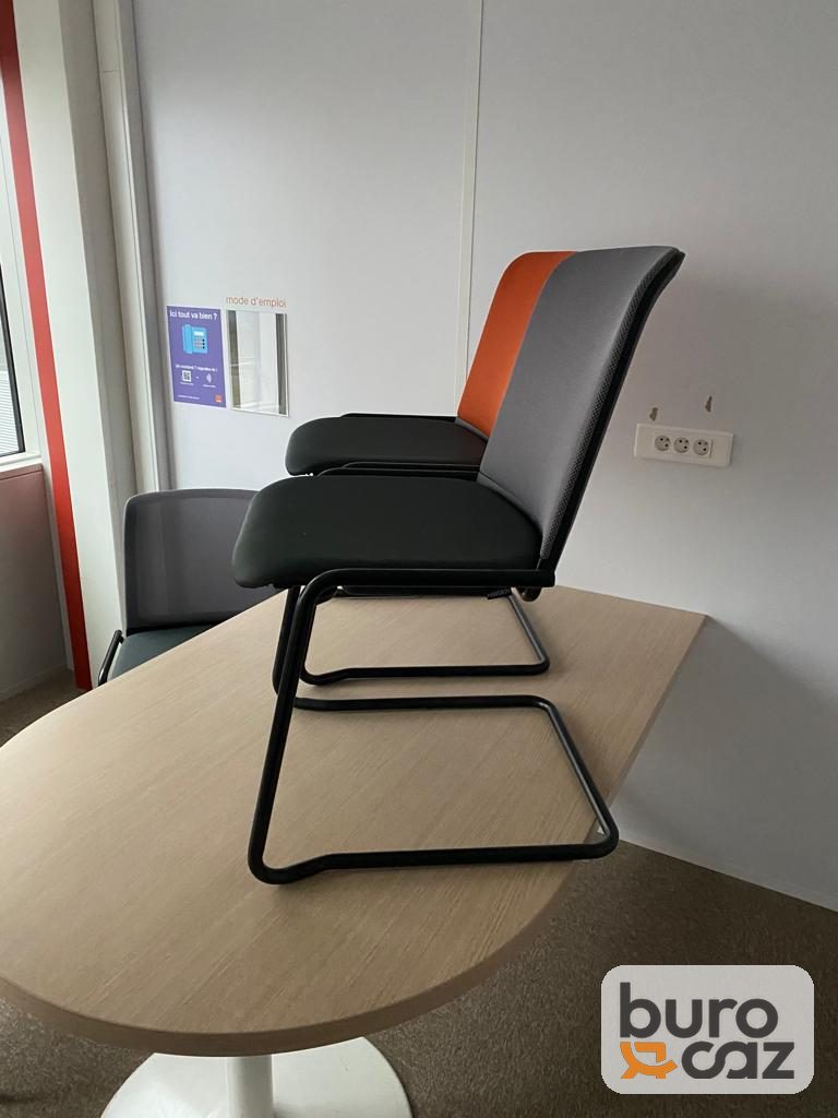 Chaise de réunion empilable piétement luge noir dossier orange ou gris — photo 4