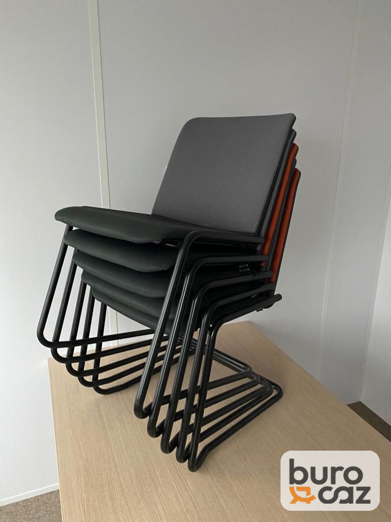 Chaise de réunion empilable piétement luge noir dossier orange ou gris — photo 5
