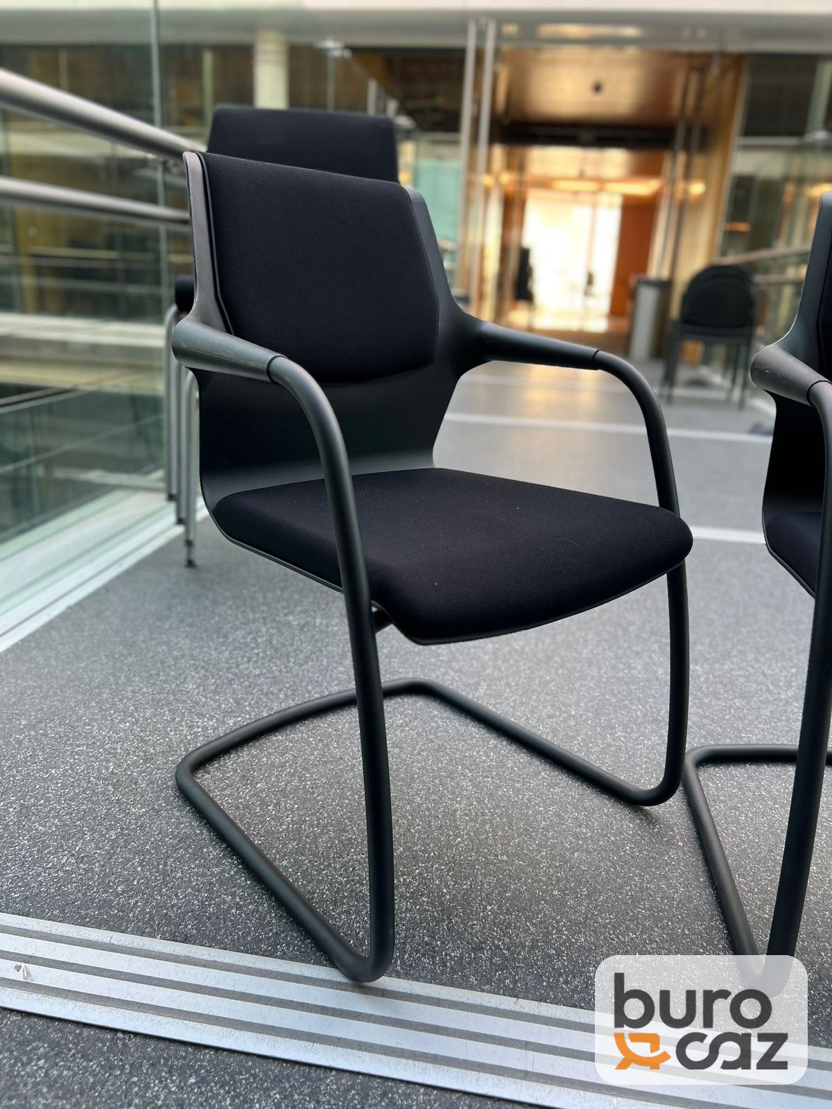 Chaise de réunion piétement luge noire avec accoudoirs