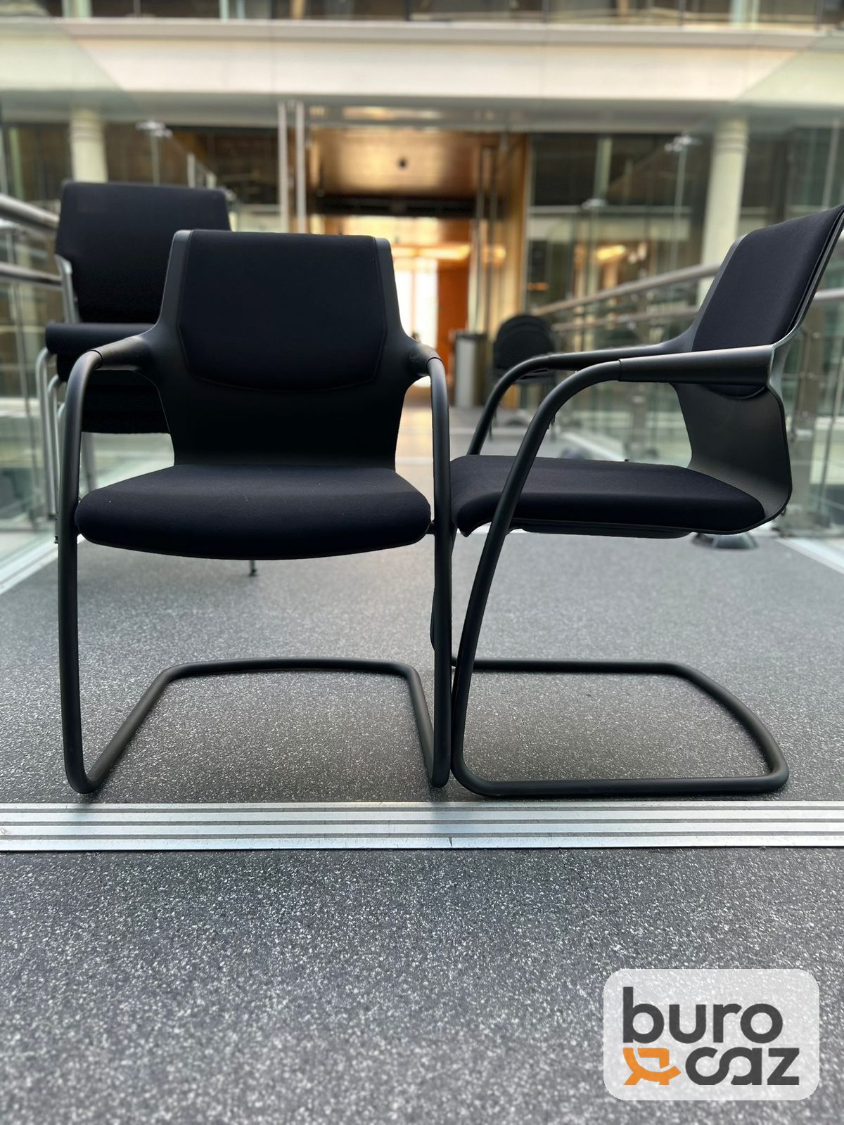 Chaise de réunion piétement luge noire avec accoudoirs — photo 2