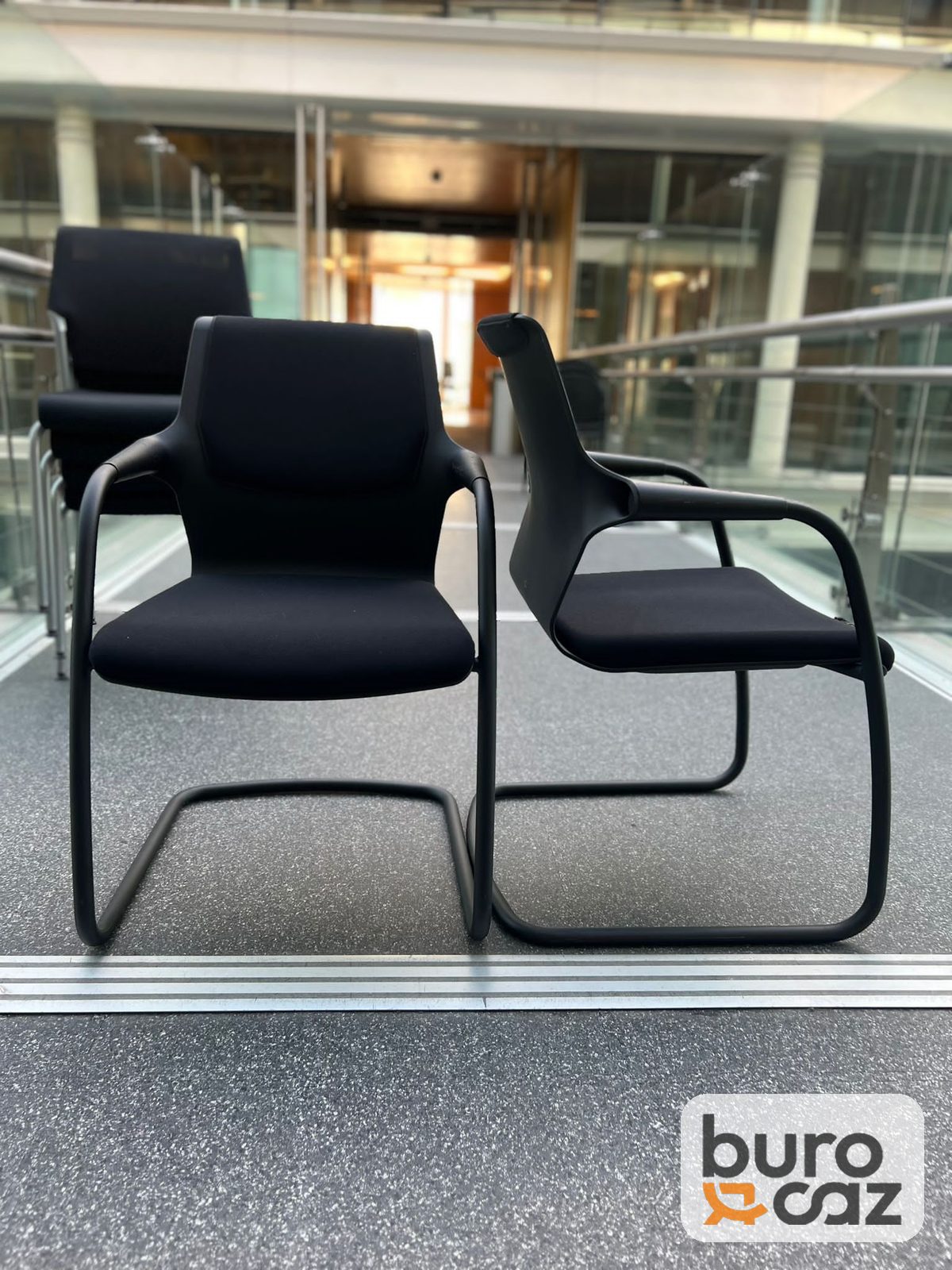 Chaise de réunion piétement luge noire avec accoudoirs — photo 3