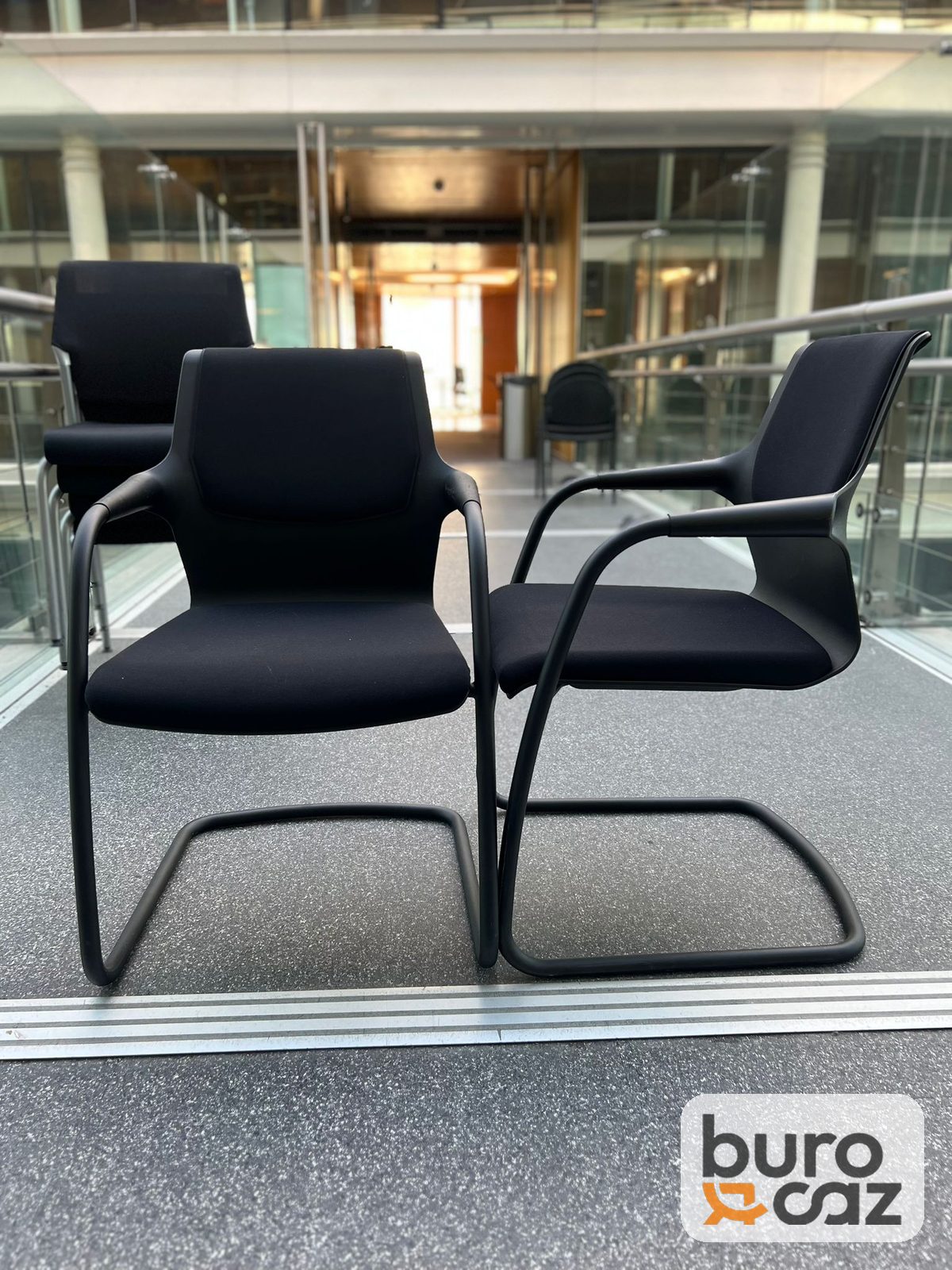 Chaise de réunion piétement luge noire avec accoudoirs — photo 4