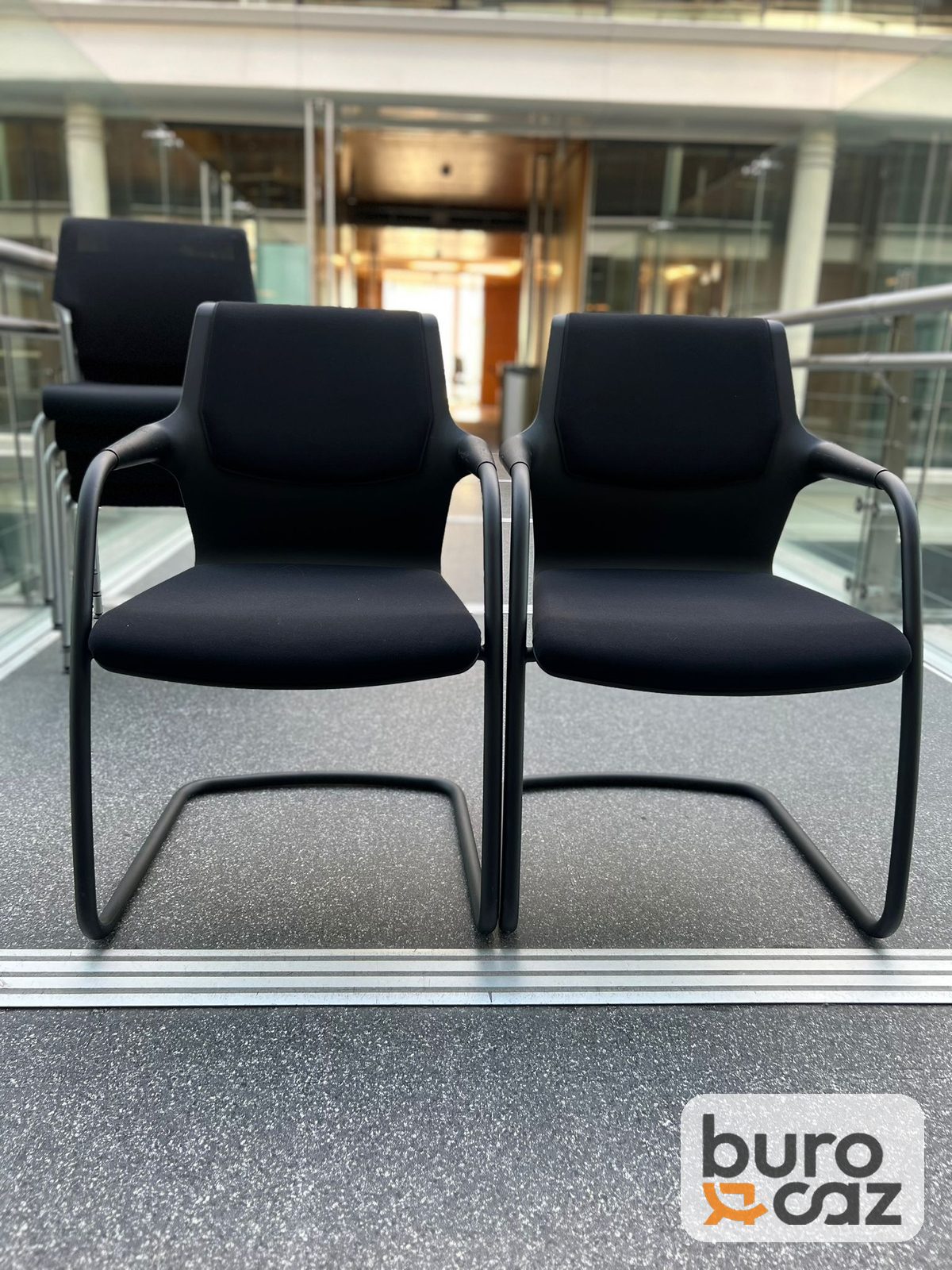 Chaise de réunion piétement luge noire avec accoudoirs — photo 5