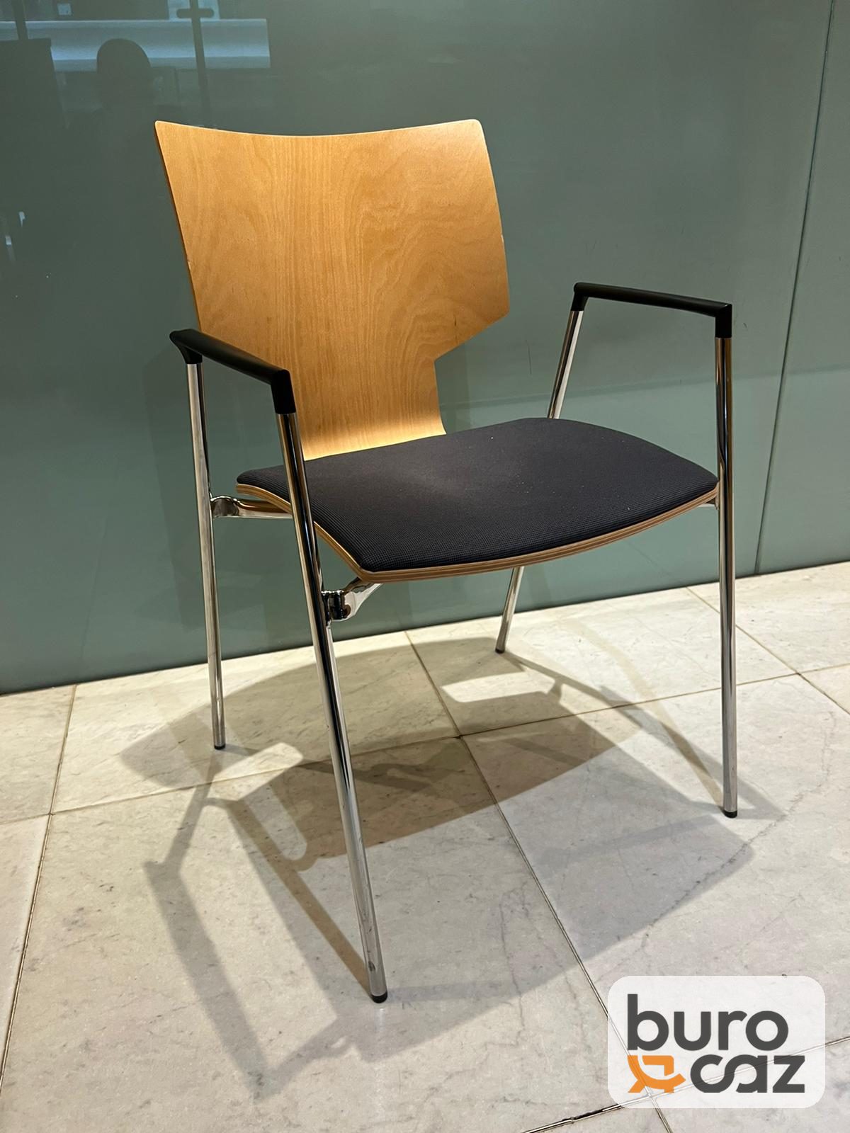 Chaise empilable bois cintré avec accoudoirs