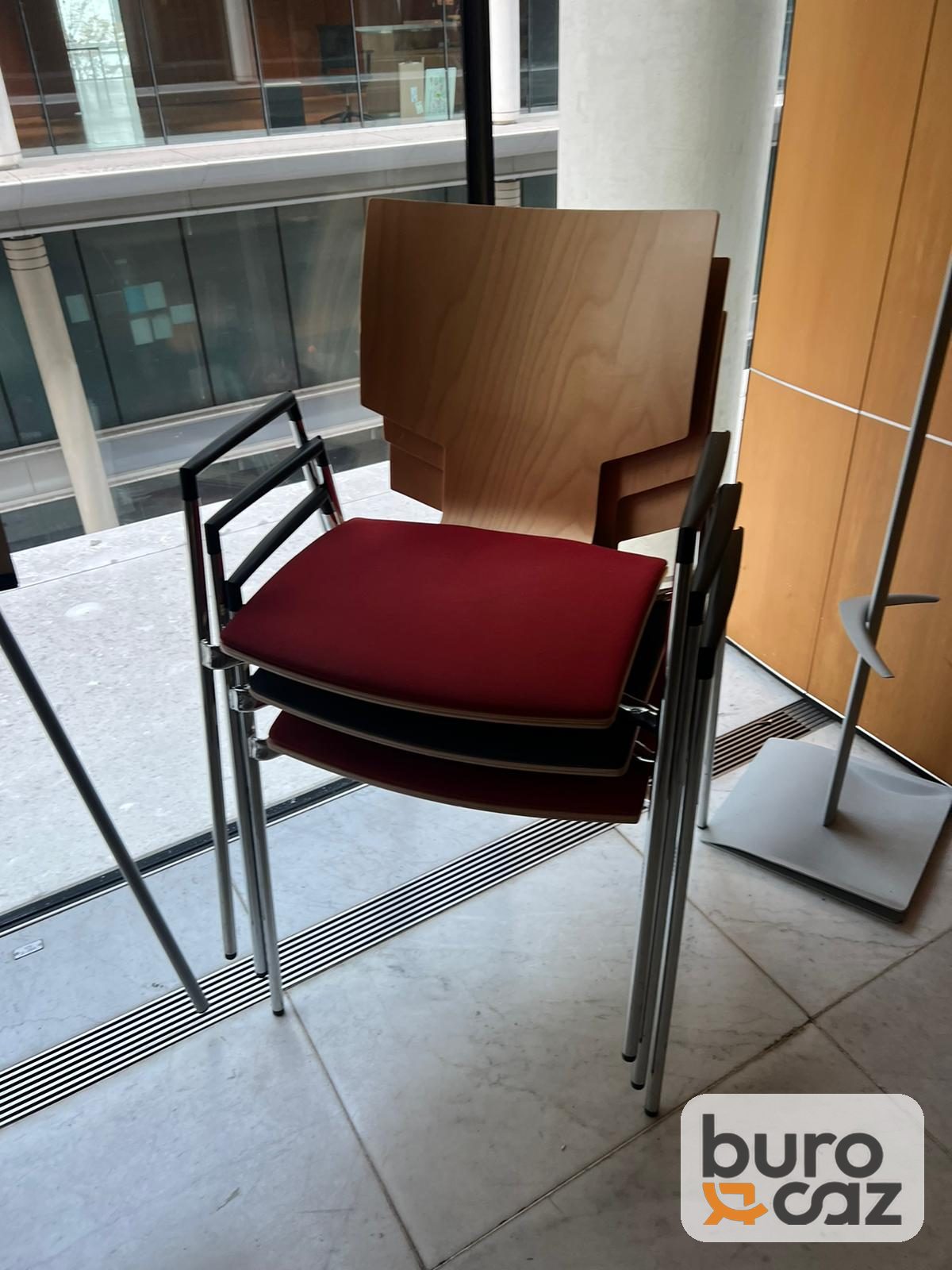 Chaise empilable bois cintré avec accoudoirs — photo 4