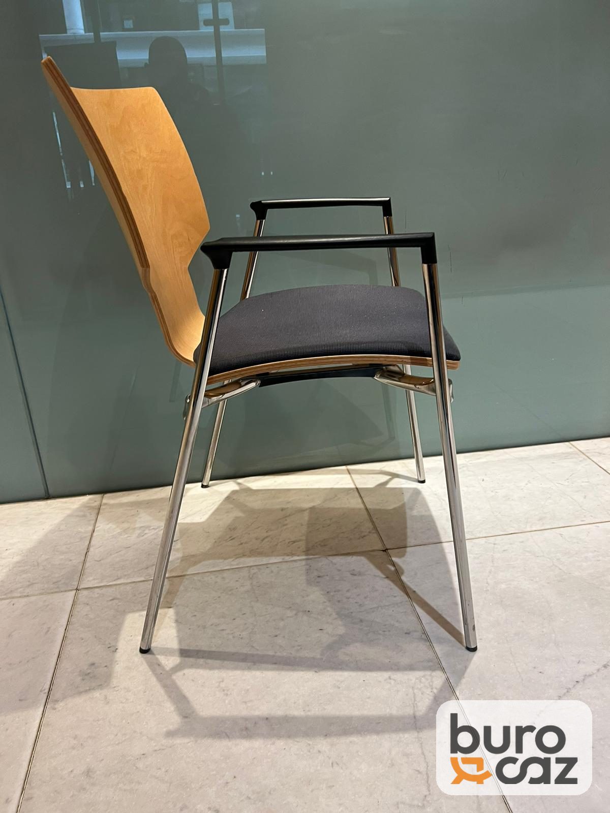 Chaise empilable bois cintré avec accoudoirs — photo 5