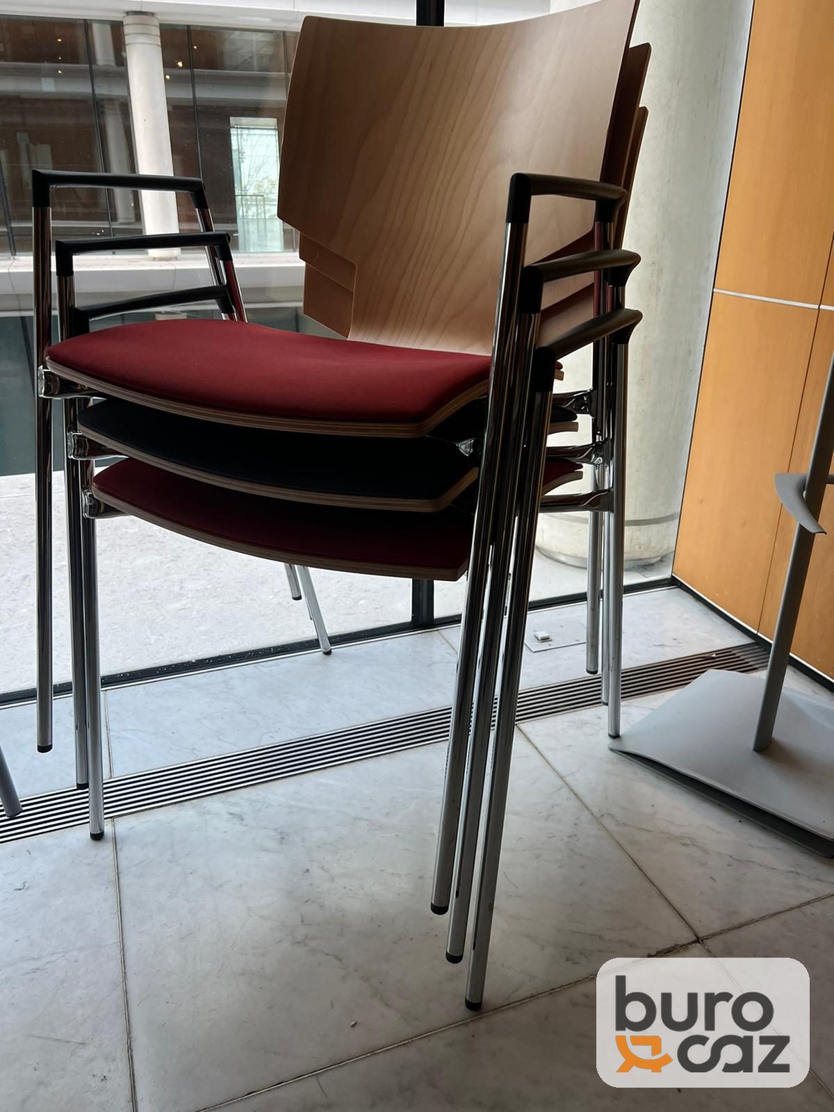 Chaise empilable bois cintré avec accoudoirs — photo 7