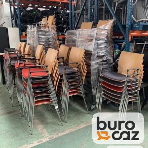 Chaise empilable coque bois avec accoudoirs