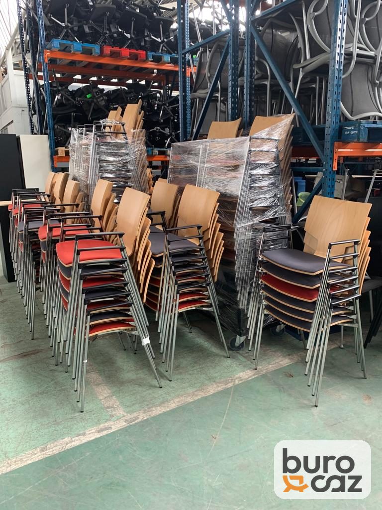 Chaise empilable coque bois avec accoudoirs