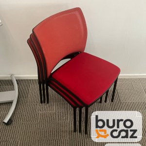 Chaise empilable rouge dossier résille sans accoudoirs