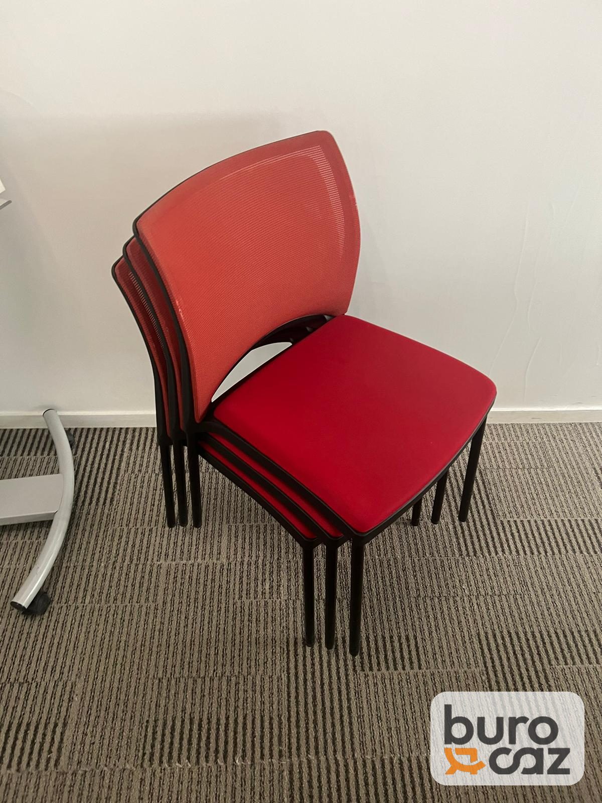 Chaise empilable rouge dossier résille sans accoudoirs