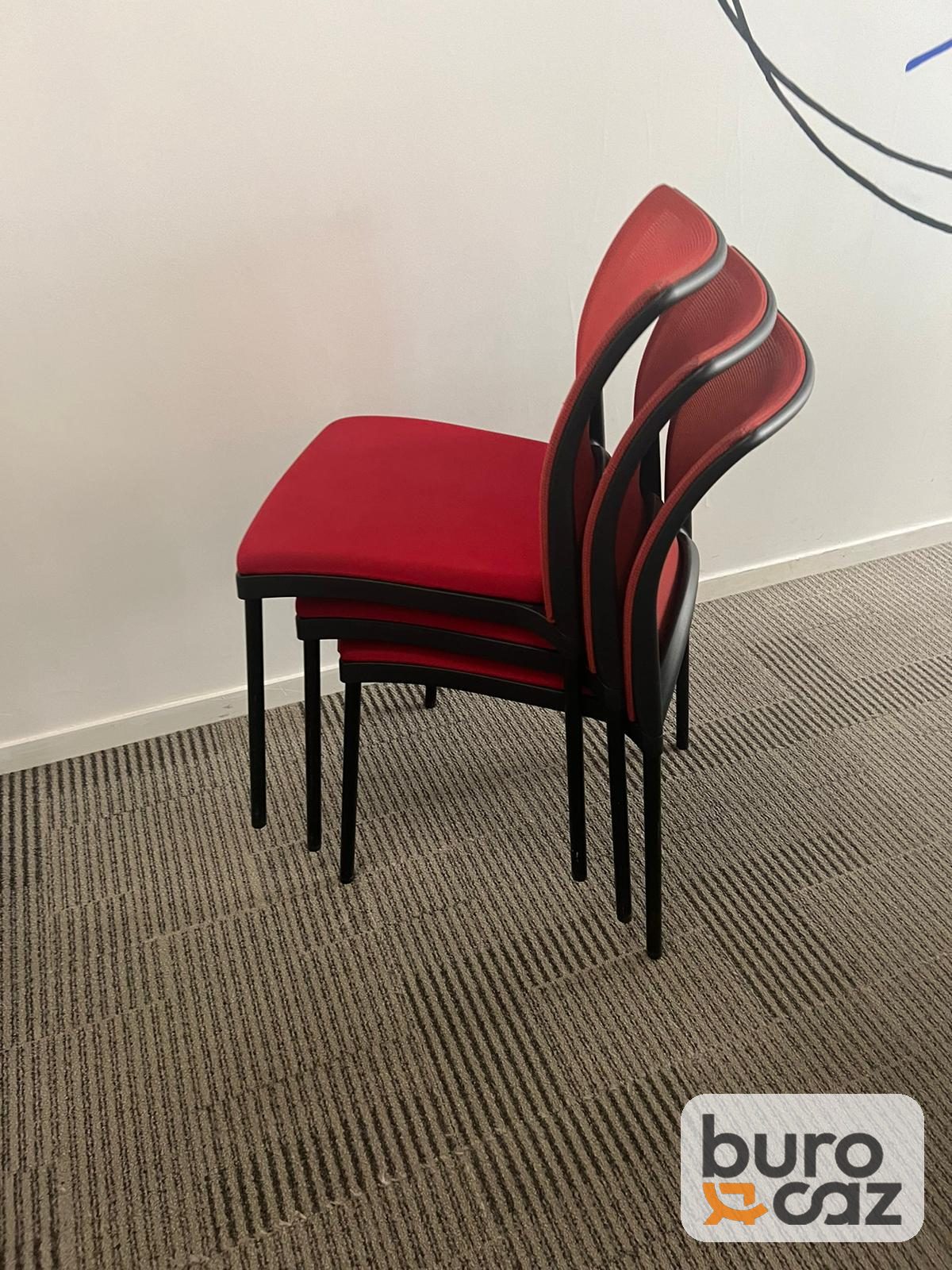 Chaise empilable rouge dossier résille sans accoudoirs — photo 2