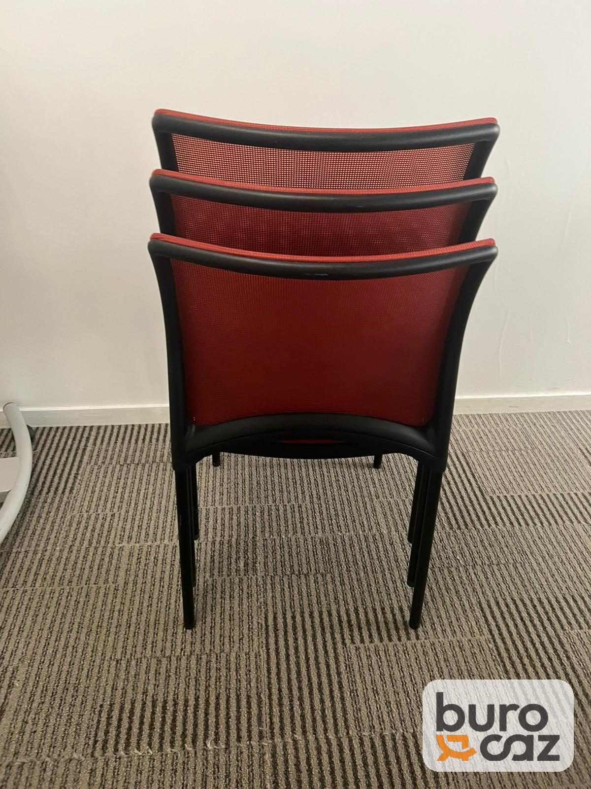 Chaise empilable rouge dossier résille sans accoudoirs — photo 3