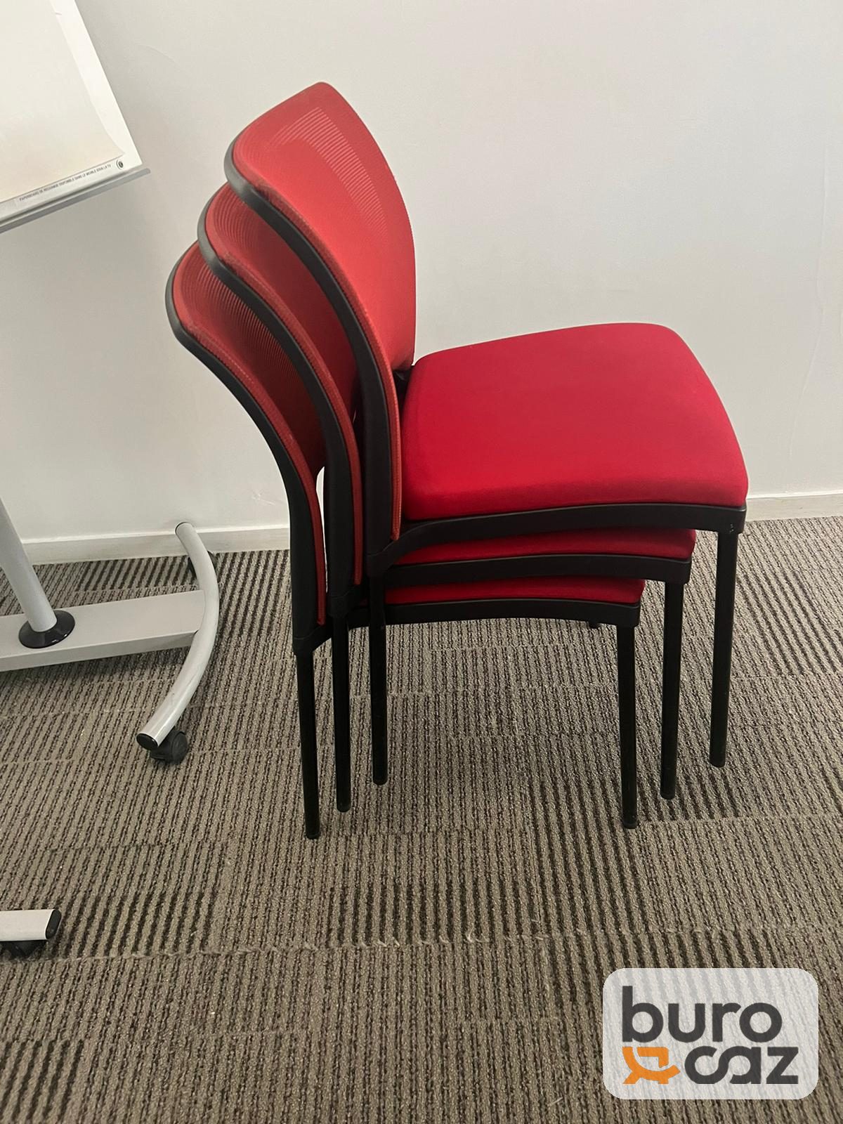 Chaise empilable rouge dossier résille sans accoudoirs — photo 4