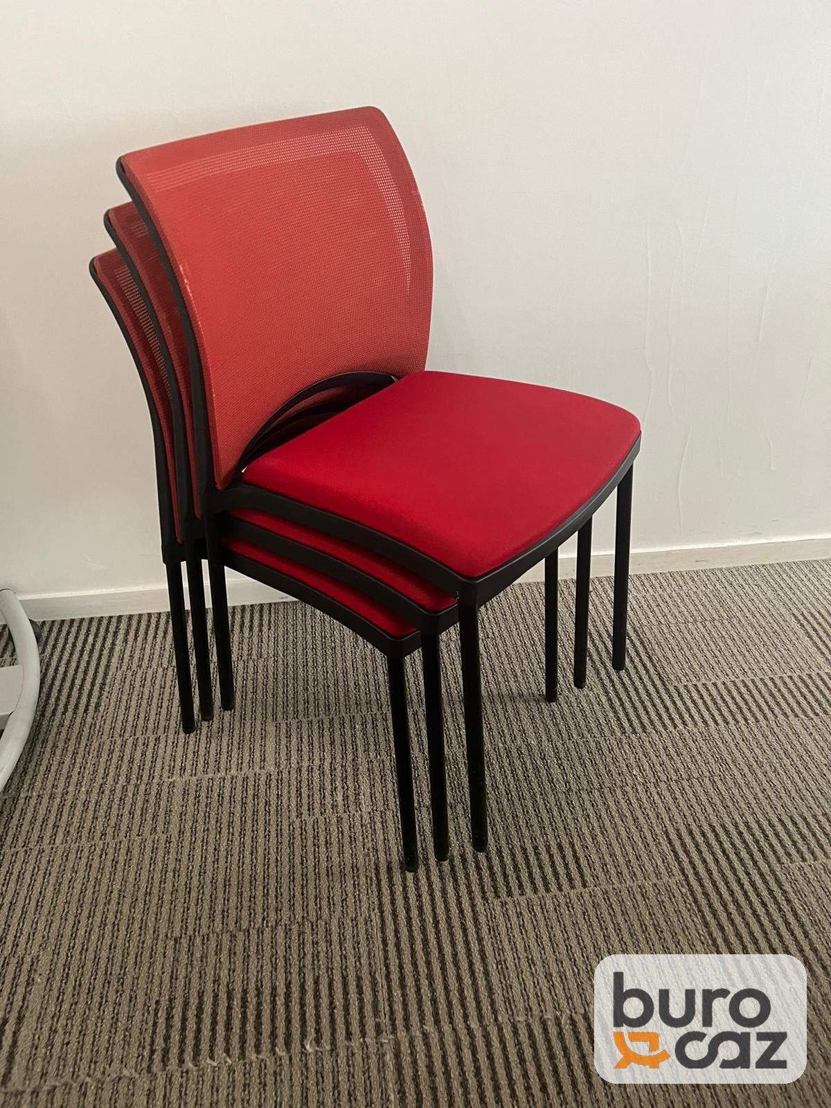Chaise empilable rouge dossier résille sans accoudoirs — photo 5