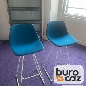Chaise haute coque bleu canard piètement fil blanc