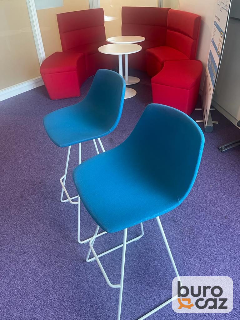 Chaise haute coque bleu canard piètement fil blanc — photo 3