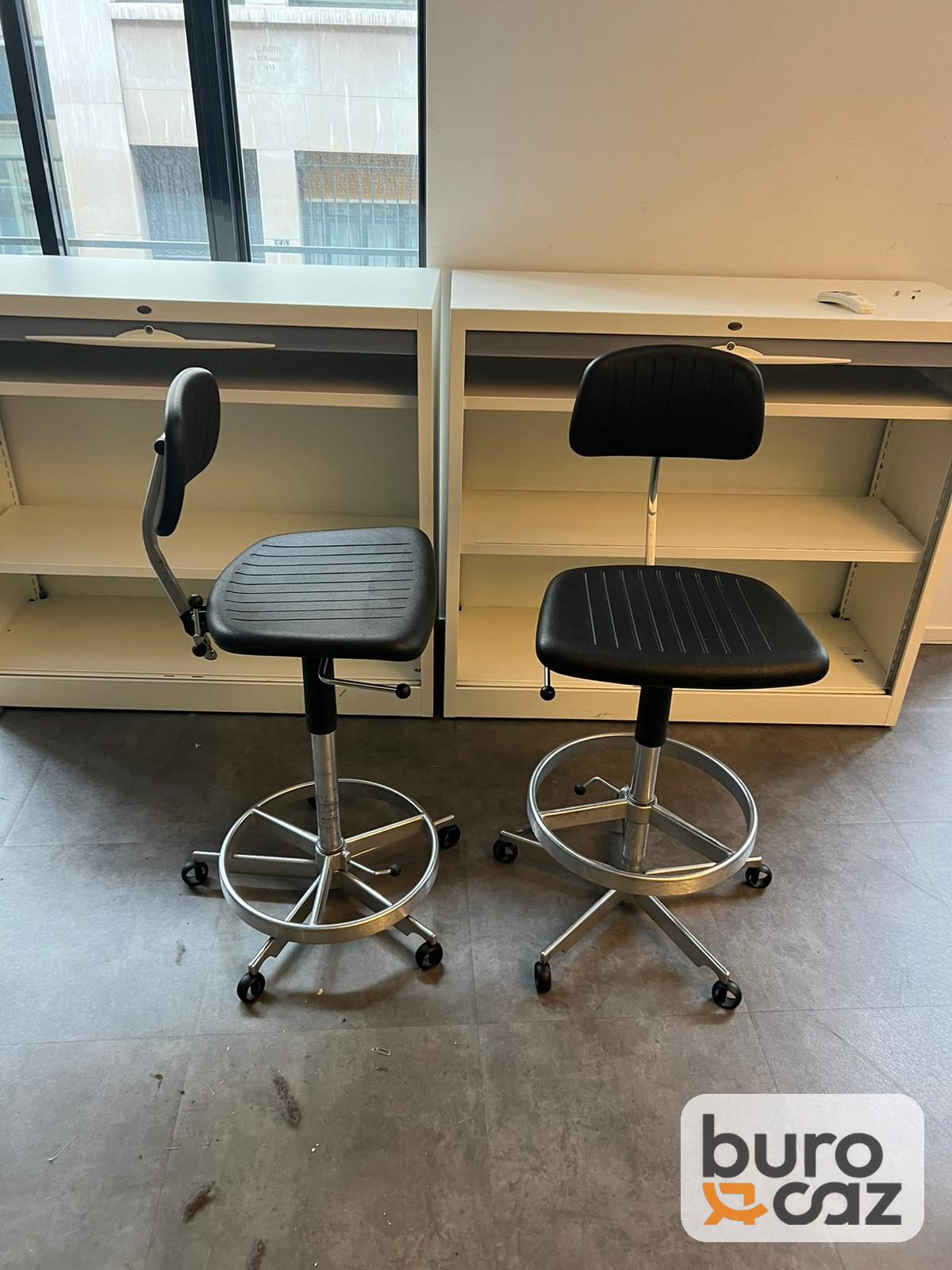 Chaise haute d'atelier noire avec repose-pieds — photo 2
