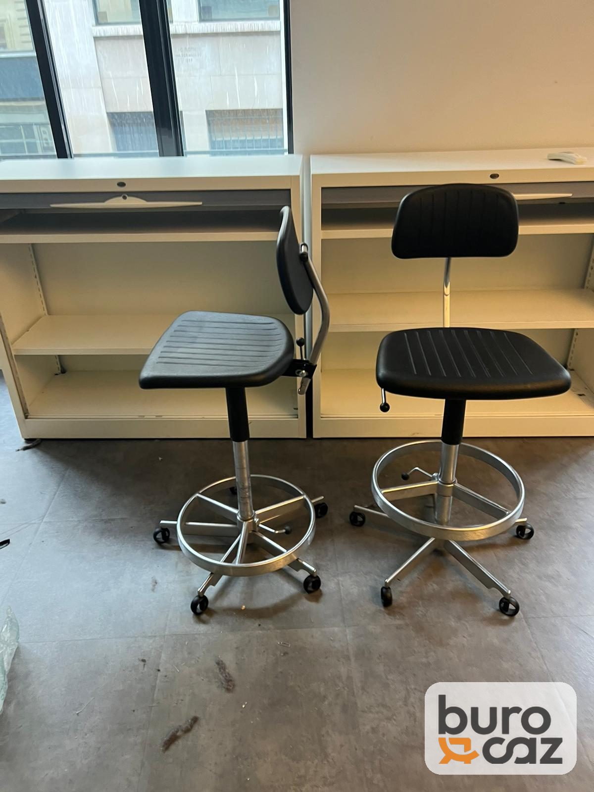 Chaise haute d'atelier noire avec repose-pieds — photo 4
