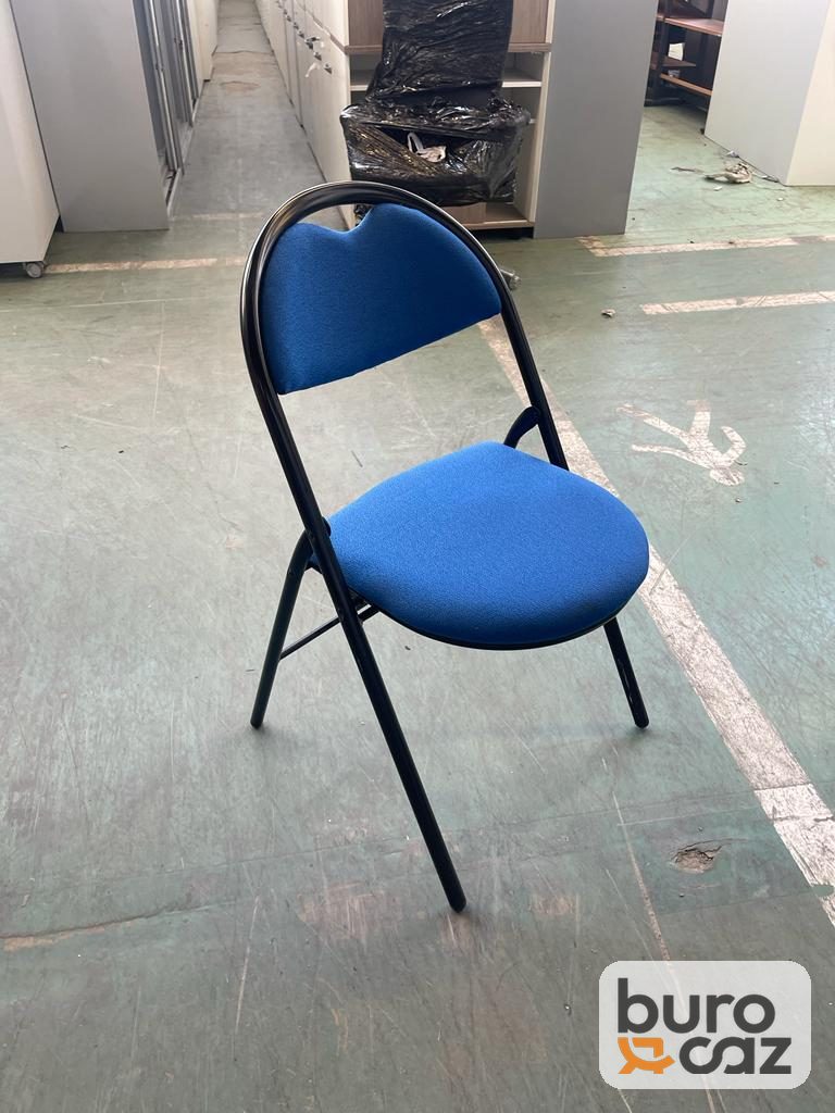 Chaise pliante tissu bleu structure noire — photo 2