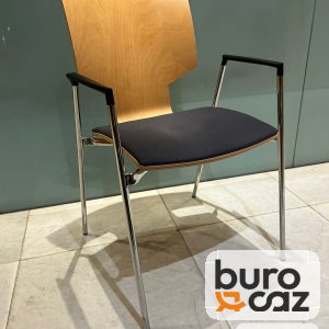 Chaise visiteur coque bois avec accoudoirs piètement chromé