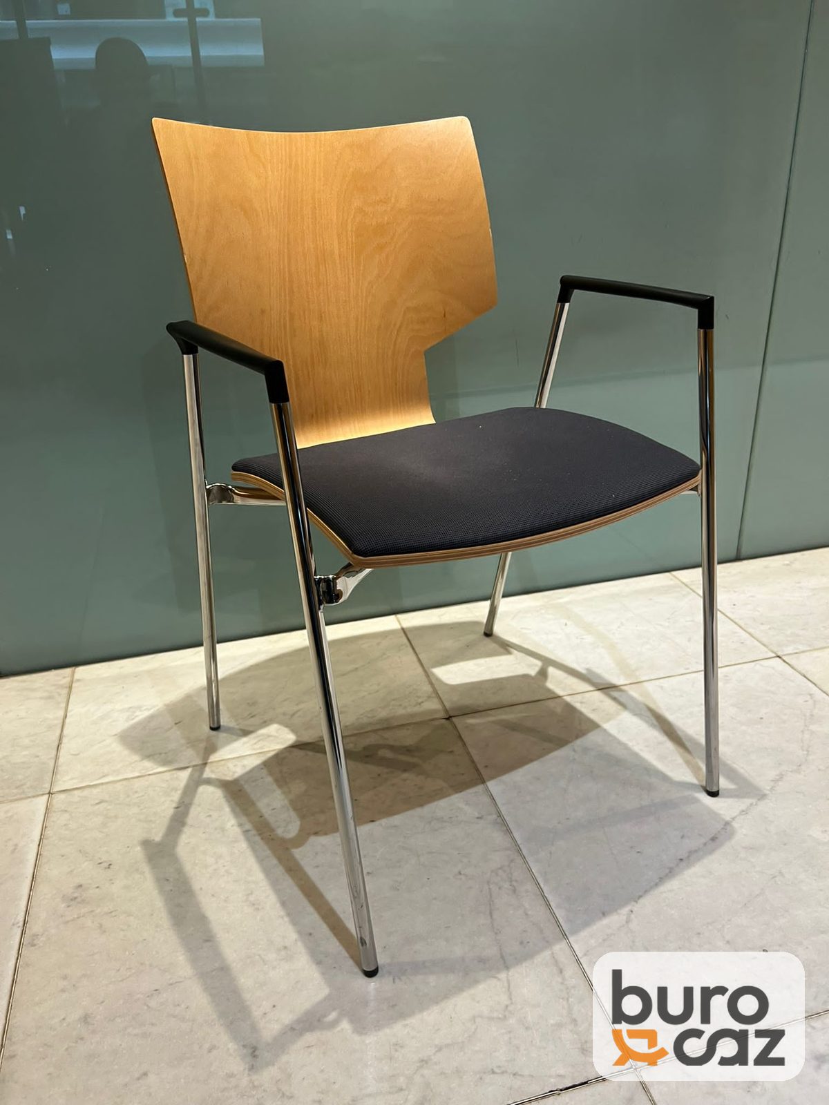 Chaise visiteur coque bois avec accoudoirs piètement chromé