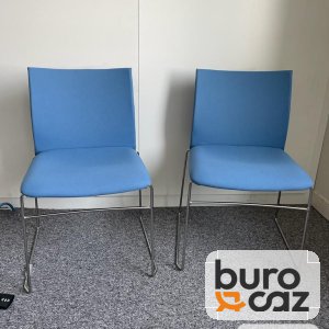 Chaise visiteur empilable bleue piètement luge chromé