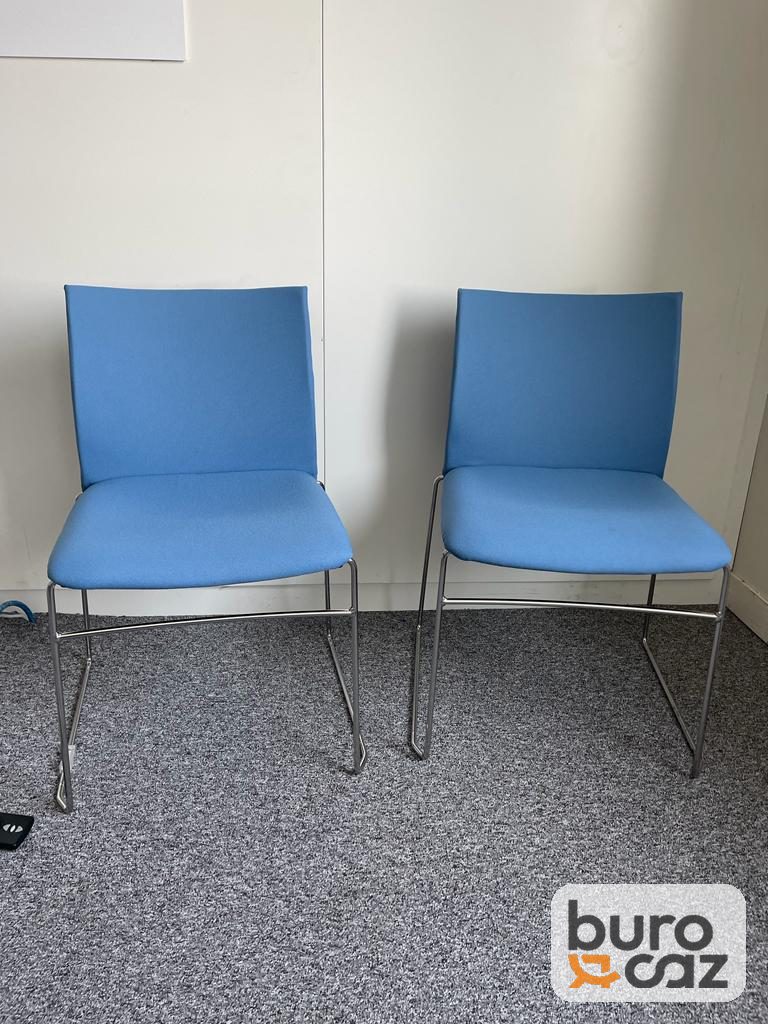 Chaise visiteur empilable bleue piètement luge chromé