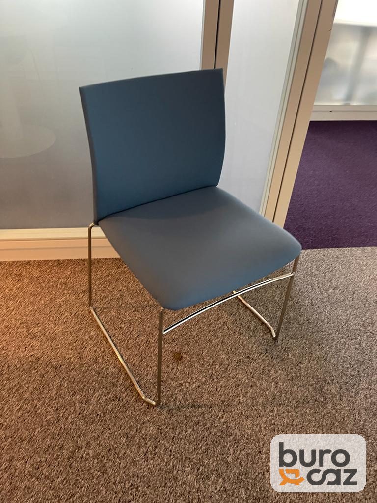 Chaise visiteur empilable bleue piètement luge chromé — photo 2