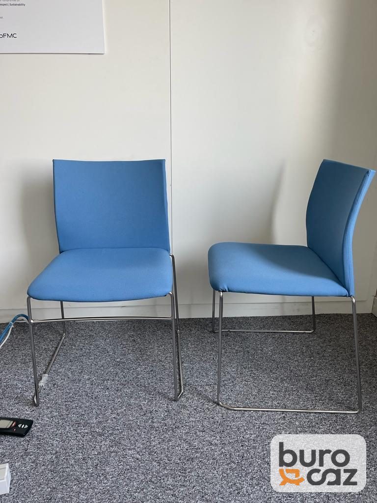 Chaise visiteur empilable bleue piètement luge chromé — photo 3