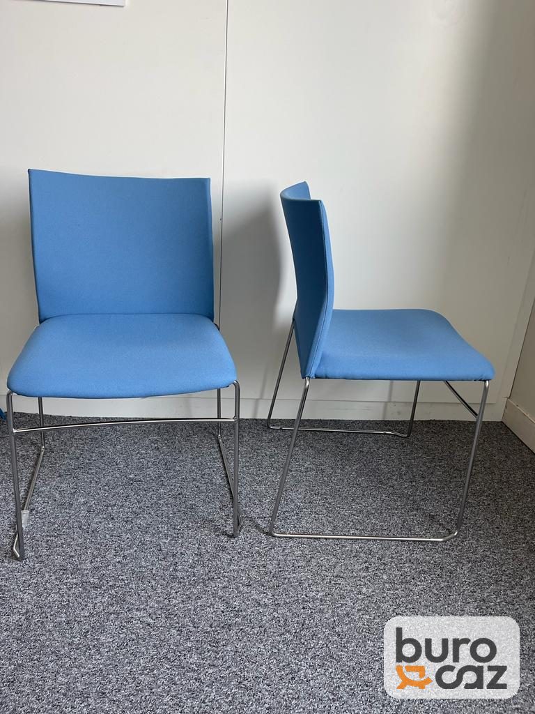 Chaise visiteur empilable bleue piètement luge chromé — photo 4