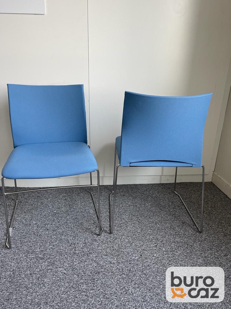 Chaise visiteur empilable bleue piètement luge chromé — photo 5