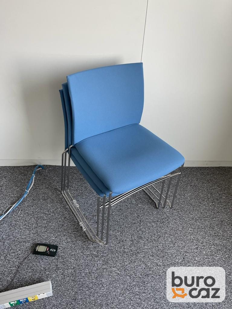 Chaise visiteur empilable bleue piètement luge chromé — photo 6