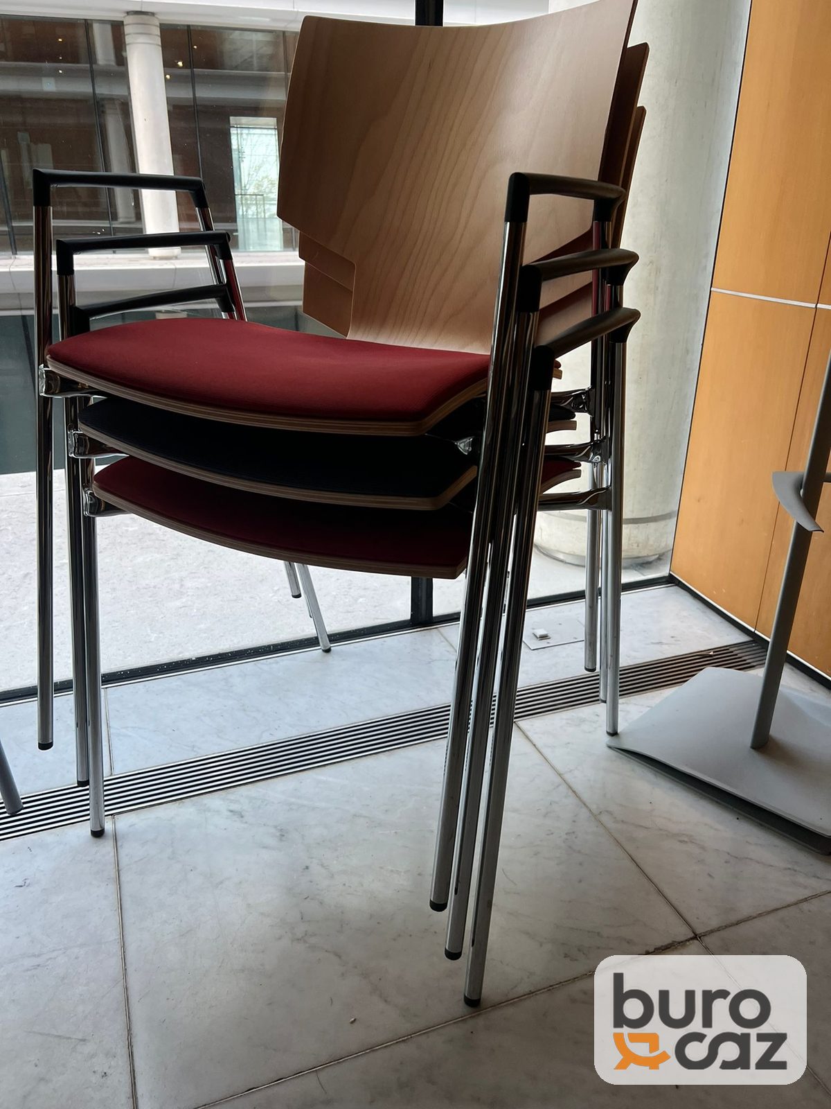 Chaise visiteur empilable coque bois assise rouge