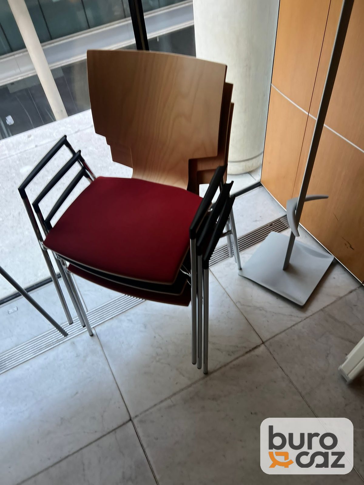 Chaise visiteur empilable coque bois assise rouge — photo 3
