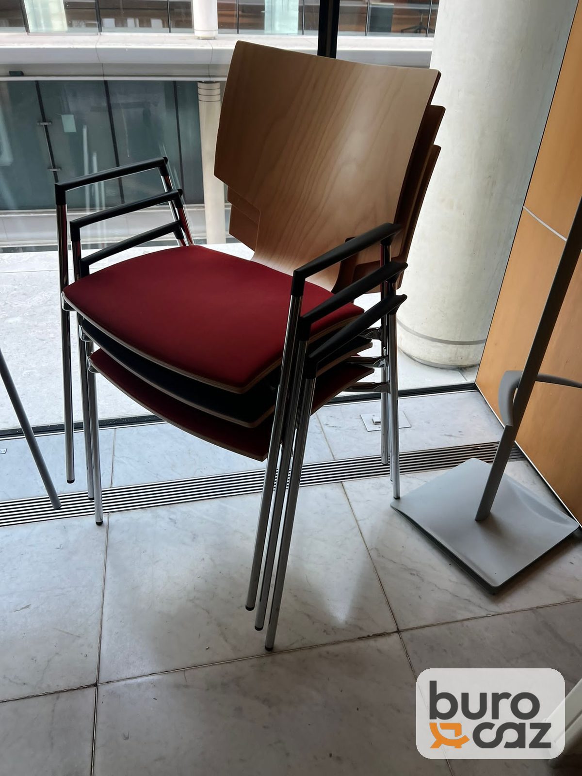 Chaise visiteur empilable coque bois assise rouge — photo 5